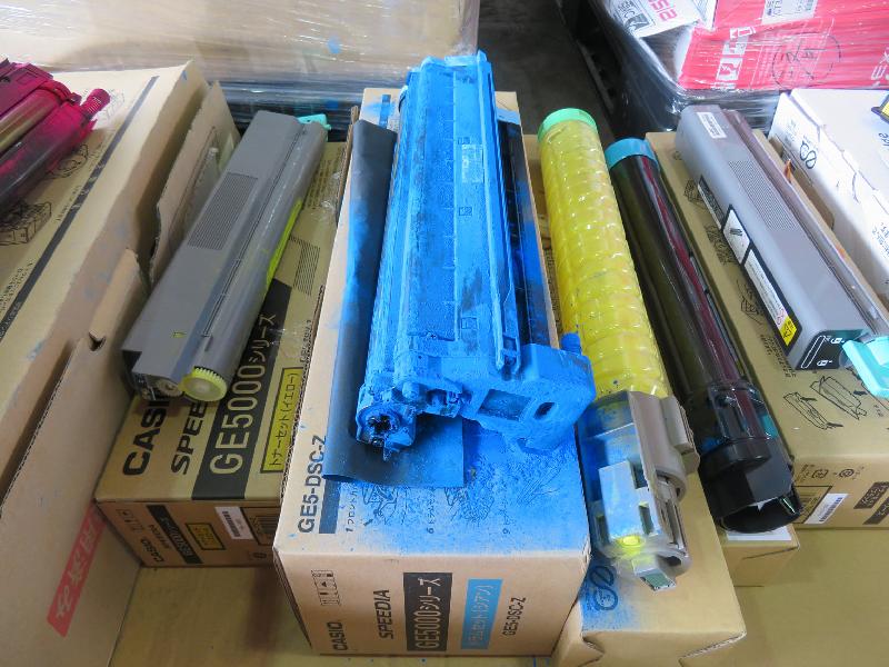 环境保护署去年九月在葵涌货柜码头截获非法进口的废打印机碳粉盒。图示部分截获的废打印机碳粉盒。