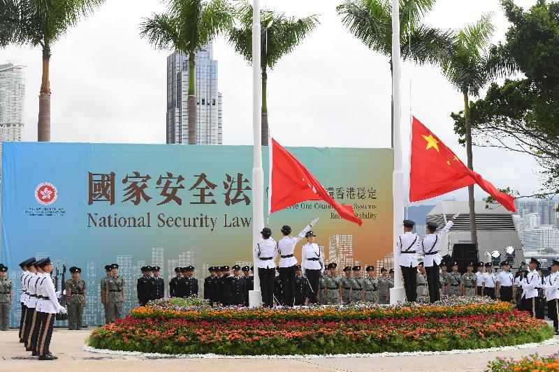 今早（七月一日）在湾仔金紫荆广场举行的香港特别行政区成立二十三周年升旗仪式上，国旗及区旗徐徐升起。