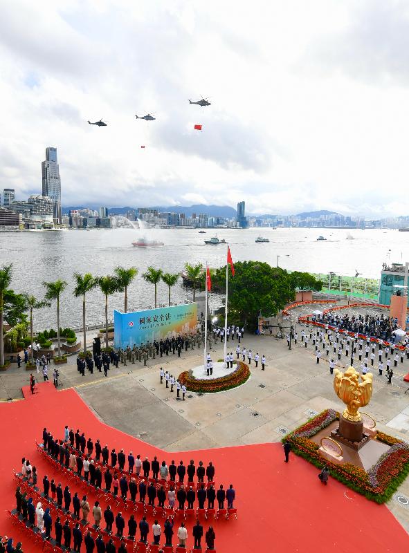 今早（七月一日）在灣仔金紫荊廣場舉行的香港特別行政區成立二十三周年升旗儀式上，紀律部隊和飛行服務隊在海上和空中敬禮。 
