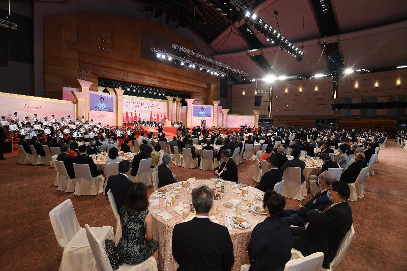 行政长官林郑月娥和主要官员及嘉宾今早（七月一日）在香港会议展览中心出席香港特别行政区成立二十三周年酒会。
