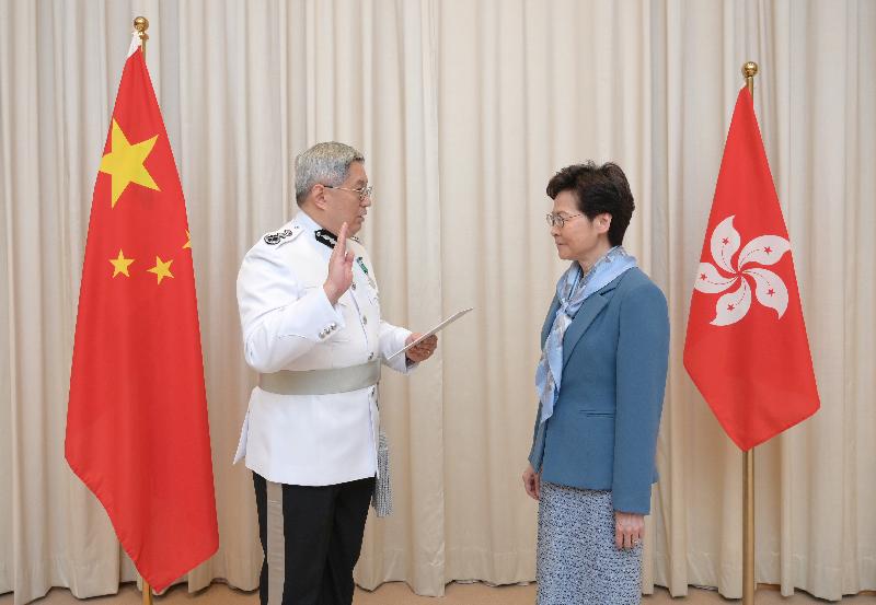 The new Director of Immigration, Mr Au Ka-wang (left), takes the oath of office, witnessed by the Chief Executive, Mrs Carrie Lam (right), today (July 2).
