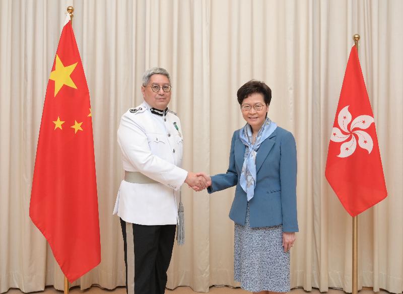The Chief Executive, Mrs Carrie Lam (right), poses with the new Director of Immigration, Mr Au Ka-wang (left), today (July 2).
