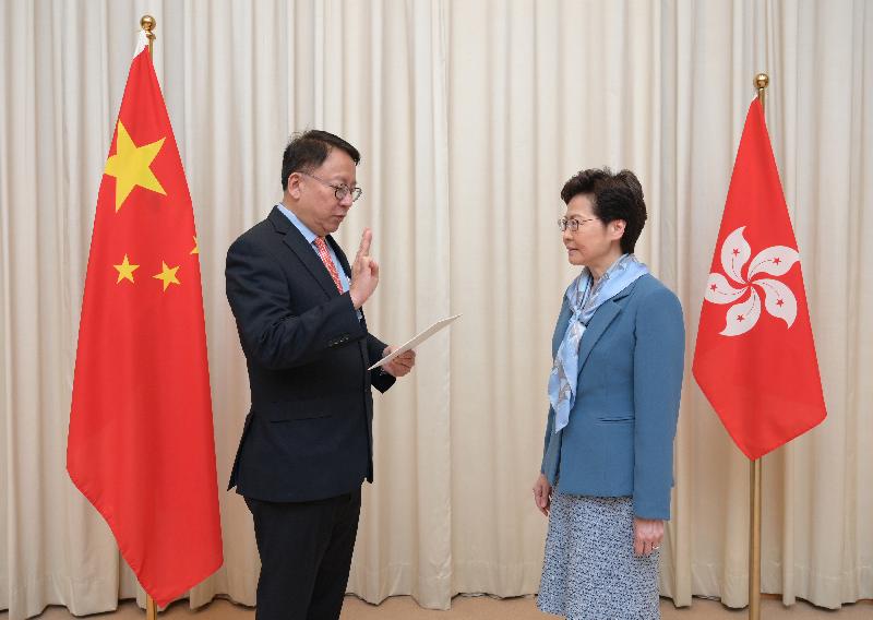 The Secretary General of the Committee for Safeguarding National Security of the Hong Kong Special Administrative Region, Mr Chan Kwok-ki (left), takes the oath of office, witnessed by the Chief Executive, Mrs Carrie Lam (right), today (July 2). 