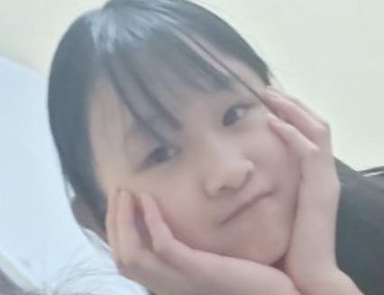 Sun Ka-ying, aged 13, is about 1.55 metres tall, 45 kilograms in weight and of thin build. She has a pointed face with yellow complexion and long black hair. She was last seen wearing a light blue school uniform, white socks and black shoes.
