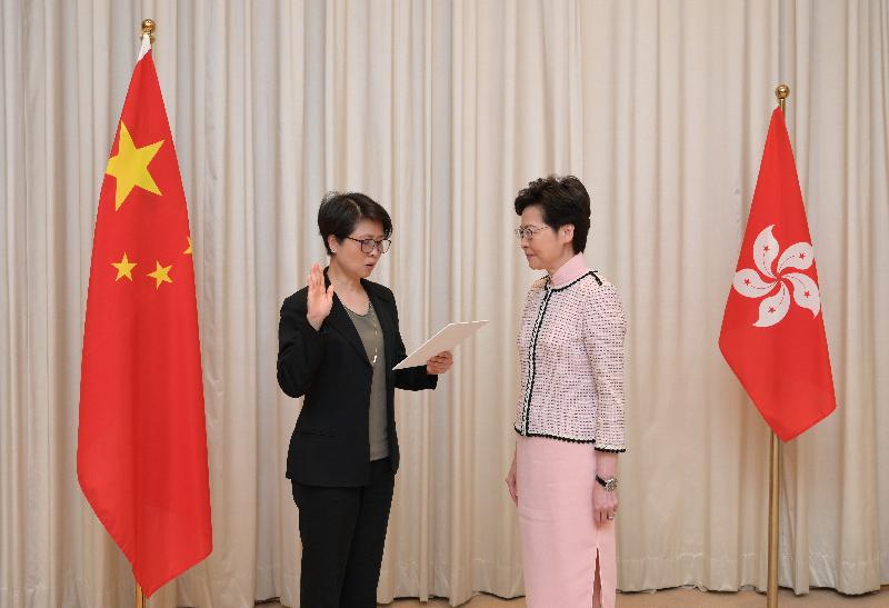The Deputy Commissioner of Police (National Security), Ms Edwina Lau (left), takes the oath of office, witnessed by the Chief Executive, Mrs Carrie Lam (right), today (July 3).