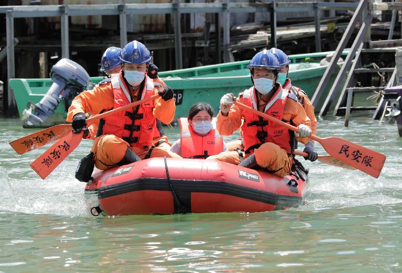 離島民政事務處今日（七月六日）在大澳舉行跨部門水浸模擬救援及疏散演練。圖示民眾安全服務隊隊員在演練中以橡皮艇拯救被圍困的居民。