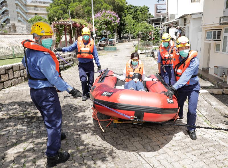 The Islands District Office conducted an inter-departmental flood rescue and evacuation drill in Tai O today (July 6). Photo shows firemen rescuing a trapped resident during the drill.