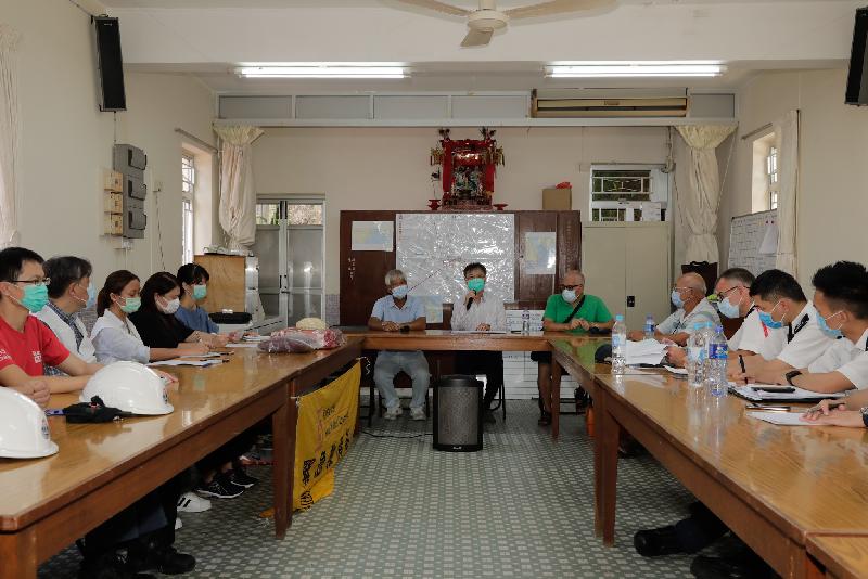The Islands District Office conducted an inter-departmental flood rescue and evacuation drill in Tai O today (July 6). Photo shows staff of the Islands District Office and representatives from relevant departments and organisations reviewing the emergency response plan after the drill.