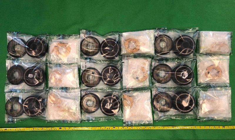 香港海關七月四日在香港國際機場檢獲約一點一公斤懷疑冰毒，估計市值約六十九萬元。圖示檢獲的懷疑冰毒及用作收藏毒品的滑輪。