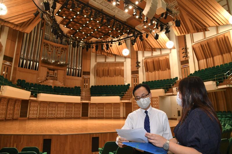 The Secretary for the Civil Service, Mr Patrick Nip, visited the Hong Kong Cultural Centre (HKCC) and the Hong Kong Museum of Art today (July 9) to learn about the implementation of various anti-epidemic measures by the Leisure and Cultural Services Department at its cultural facilities. Photo shows Mr Nip (left) being briefed on the large-scale cleaning work at the Concert Hall during the closure of the HKCC earlier.