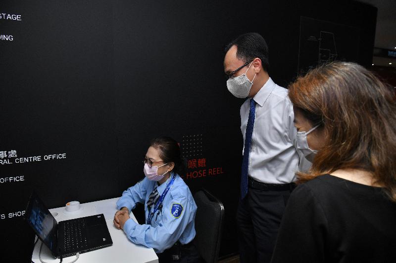 The Secretary for the Civil Service, Mr Patrick Nip, visited the Hong Kong Cultural Centre (HKCC) and the Hong Kong Museum of Art today (July 9) to learn about the implementation of various anti-epidemic measures by the Leisure and Cultural Services Department at its cultural facilities. Photo shows Mr Nip (centre) observing how the body temperature of visitors is checked at the HKCC.