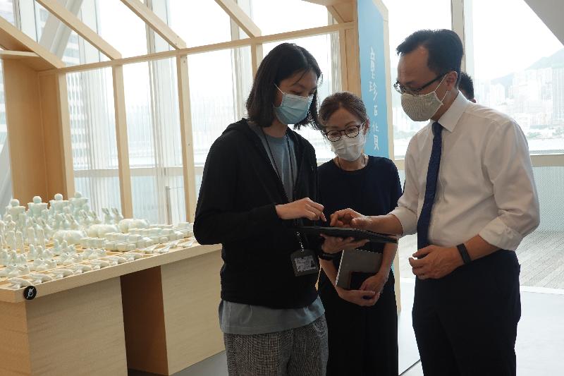 The Secretary for the Civil Service, Mr Patrick Nip (centre), visits the Hong Kong Museum of Art today (July 9) and learns about the exhibition design work of colleagues.