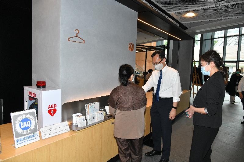 The Secretary for the Civil Service, Mr Patrick Nip, visited the Hong Kong Cultural Centre and the Hong Kong Museum of Art (HKMoA) today (July 9) to learn about the implementation of various anti-epidemic measures by the Leisure and Cultural Services Department at its cultural facilities. Photo shows Mr Nip (centre) chatting with a cleaning worker to understand the disinfection work at the public areas of the HKMoA. Also present is the Museum Director of the HKMoA, Dr Maria Mok (right).