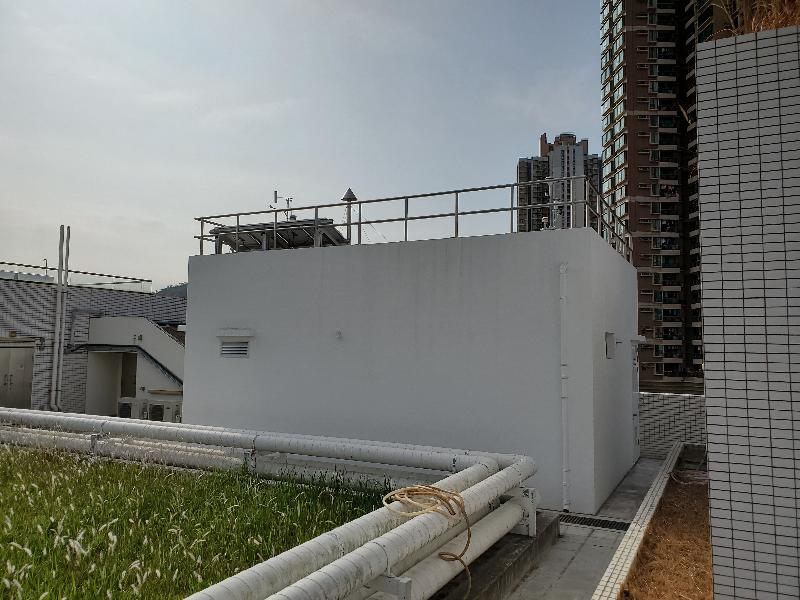 A new general air quality monitoring station set up by the Environmental Protection Department in North District started operation today (July 10). The station is located on the rooftop of the Po Wing Road Sports Centre in Sheung Shui. Apart from air quality monitoring equipment, solar panels have also been installed to provide renewable energy to the facilities therein.