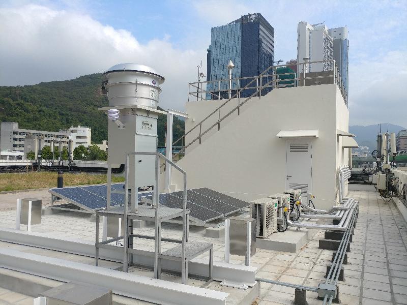A new general air quality monitoring station set up by the Environmental Protection Department in Southern District started operation today (July 10). The station is located on the rooftop of the Aberdeen Tennis and Squash Centre. Apart from air quality monitoring equipment, solar panels have also been installed to provide renewable energy to the facilities therein.