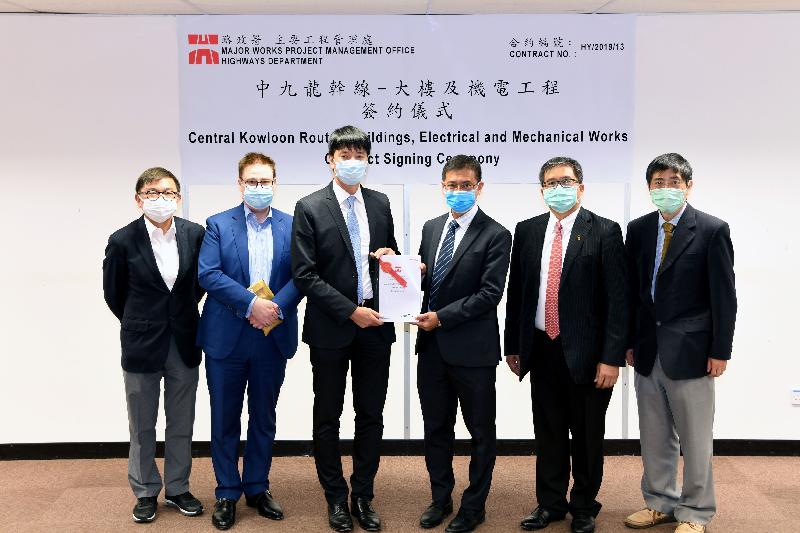 The Highways Department (HyD) today (July 10) signed the Central Kowloon Route - Buildings, Electrical and Mechanical Works Contract with Gammon Construction Limited. The forecast total cost is about $5.67 billion. Photo shows the Director of Highways, Mr Jimmy Chan (third left); the Project Manager (Major Works) of HyD, Mr Luk Wai-hung (second right); and the Deputy Project Manager (Major Works) of HyD, Mr Tony Cheung (first right), with representatives from Gammon Construction Limited after the contract signing ceremony.