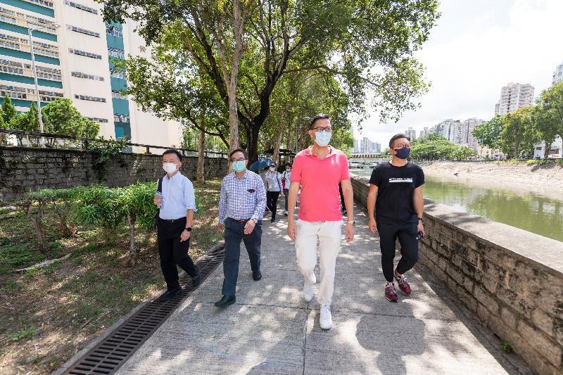 The Legislative Council Members conducted a site visit to Tai Po today (July 12) to follow up on a complaint case relating to a request for expediting the provision of an additional vehicular bridge across Lam Tsuen River near the Kwong Fuk Bridge. Photo shows (from right) Mr Alvin Yeung, Mr Lam Cheuk-ting, Dr Lo Wai-kwok and Mr Chan Chi-chuen.
