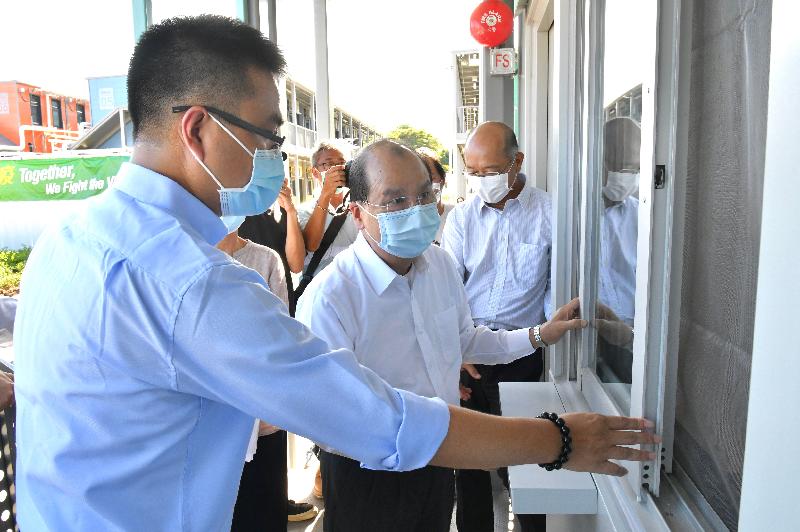 The Chief Secretary for Administration, Mr Matthew Cheung Kin-chung, today (July 13) visited Penny's Bay to inspect the construction progress of new quarantine facilities. Photo shows Mr Cheung (second left) touring a completed quarantine unit.
