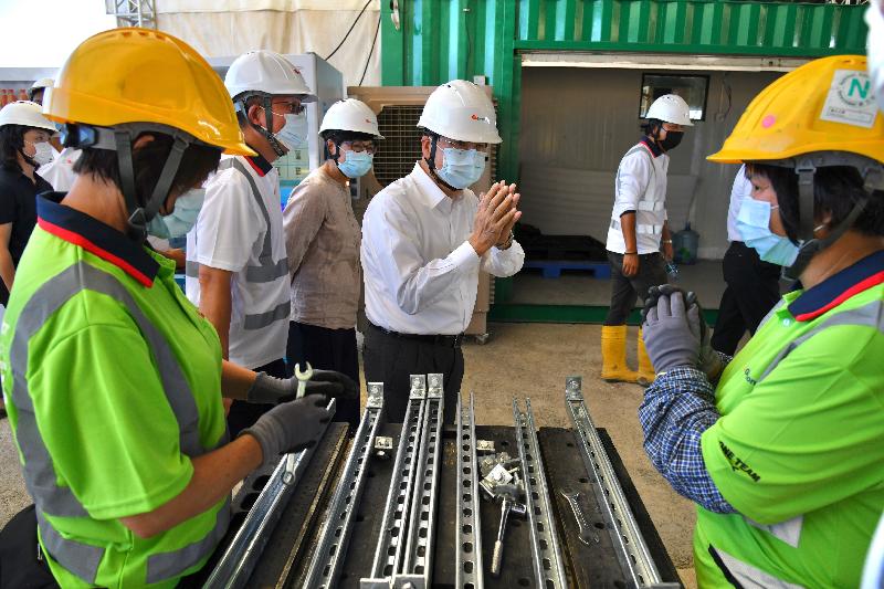 The Chief Secretary for Administration, Mr Matthew Cheung Kin-chung, today (July 13) visited Penny's Bay to inspect the construction progress of new quarantine facilities. Photo shows Mr Cheung (centre), accompanied by the Director of Architectural Services, Mrs Sylvia Lam (third left), inspecting a construction site and chatting with on-site staff.