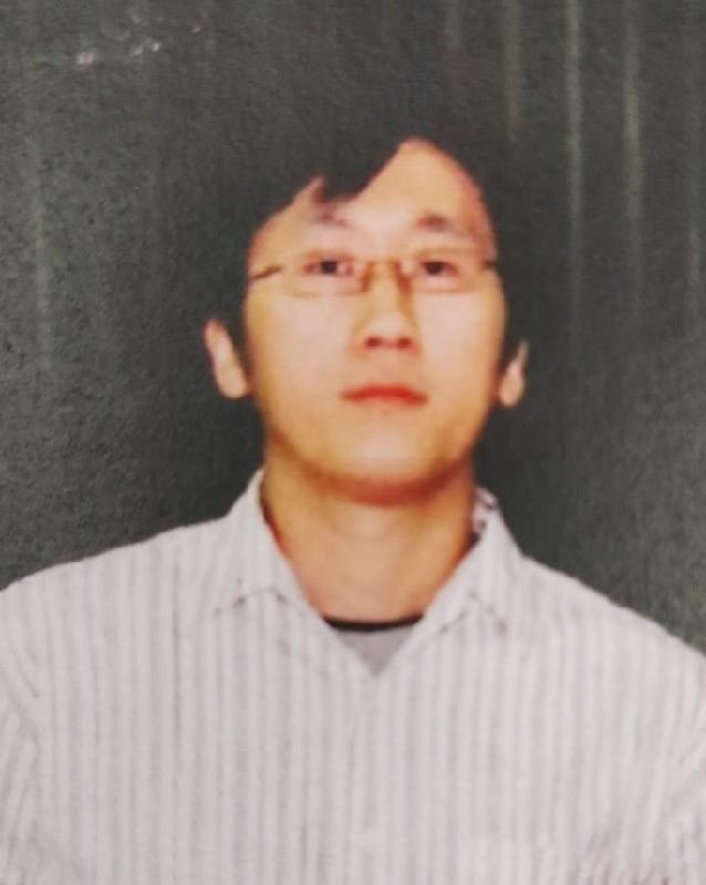 Ng Ka-chun, aged 44, is about 1.8 metres tall, 70 kilograms in weight and of medium build. He has a pointed face with yellow complexion and short black hair. He was last seen wearing a pair of glasses, blue jeans and grey shoes.