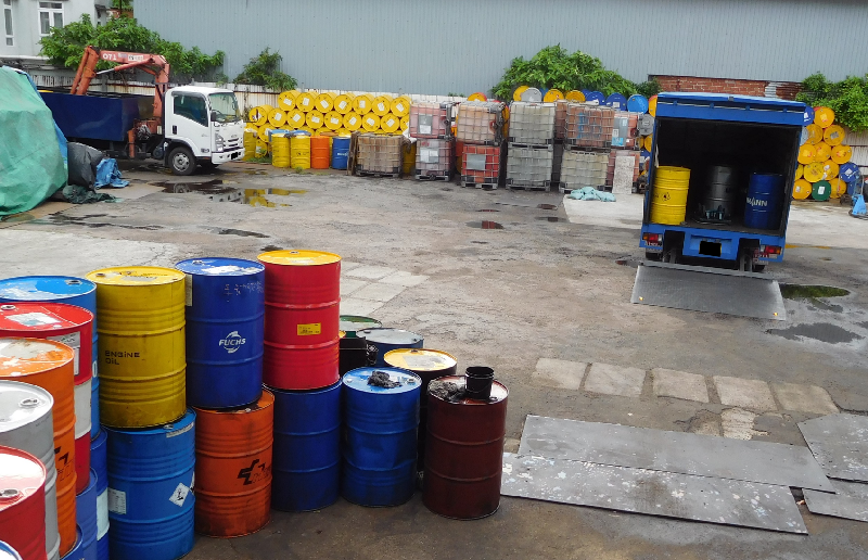 An unlicensed chemical waste collector, namely KWK Trading Limited, delivered spent lubricating oil to their open-air storage site in the New Territories. There were no warning sign and chemical waste spill facilities at the site. The spent lubricating oil seized there was over 20 000 litres. Photo shows some of the spent lubricating oil seized.