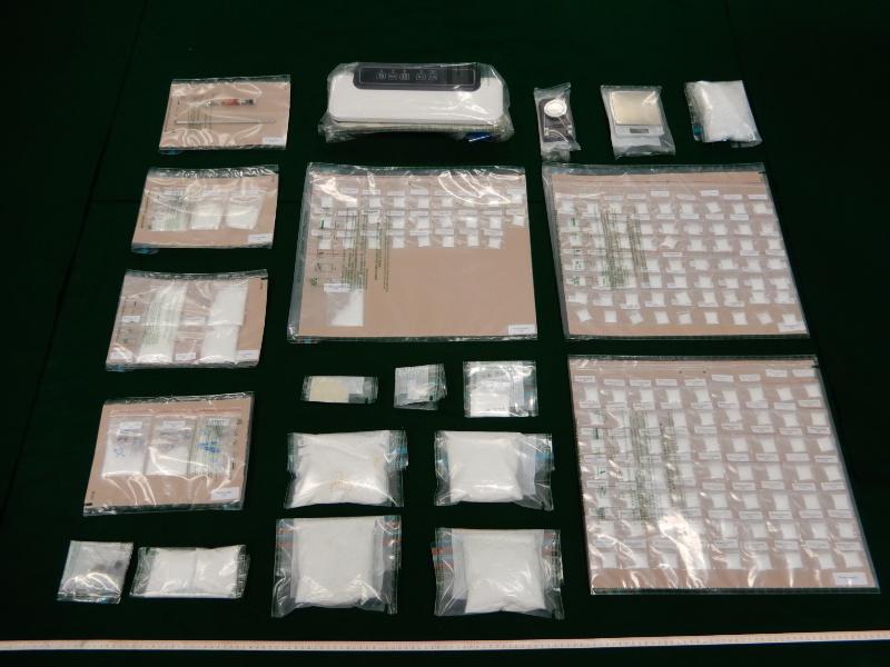 香港海關昨日（七月十五日）在荃灣檢獲約一點六公斤懷疑氯胺酮、約三十二克懷疑冰毒及少量懷疑大麻草，估計市值約八十三萬元。圖示檢獲的懷疑毒品及毒品包裝工具。