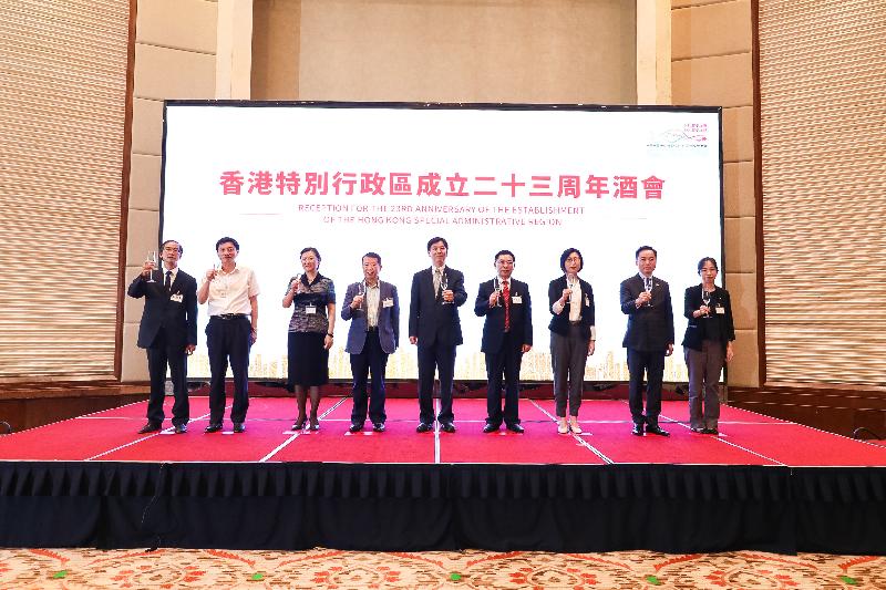 The Hong Kong Economic and Trade Office in Wuhan (WHETO) today (July 17) held the Reception for the 23rd Anniversary of the Establishment of the Hong Kong Special Administrative Region in Wuhan, Hubei Province. Photo shows the Director of the WHETO, Mr Vincent Fung (fifth left); the Deputy Director of the Hong Kong and Macao Affairs Office in Hubei, Mr Chen Hanhua (fourth right); the Director of the Hong Kong, Macao, Taiwan and Foreign Affairs Office of the Hubei Provincial Committee of the Chinese People's Political Consultative Conference, Ms Hu Liming (third left); the Deputy Secretary of Wuhan Municipal Government, Ms Fang Jie (third right) and other guests at the toasting ceremony.