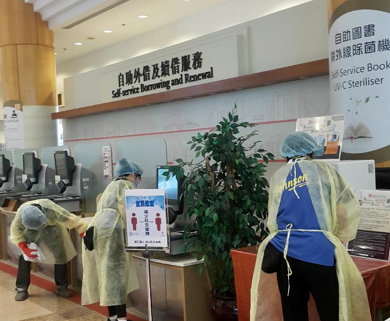 康樂及文化事務署今日（七月二十日）為香港中央圖書館的公眾設施安排全面清潔及消毒工作。  
