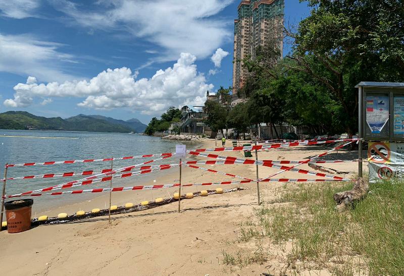 The Leisure and Cultural Services Department (LCSD) strongly appealed to members of the public today (July 21) to heed the Government's advice to stay home as much as possible and not to go swimming or sunbathing at closed beaches in order to prevent crowds from gathering and reduce the chances of spreading the virus in the community. Photo shows the LCSD strengthening the cordoning off of a beach to prevent the public from entering. 