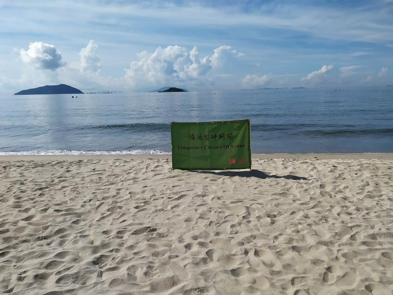 The Leisure and Cultural Services Department (LCSD) strongly appealed to members of the public today (July 21) to heed the Government's advice to stay home as much as possible and not to go swimming or sunbathing at closed beaches in order to prevent crowds from gathering and reduce the chances of spreading the virus in the community. Photo shows the LCSD strengthening the cordoning off of a beach to prevent the public from entering. 