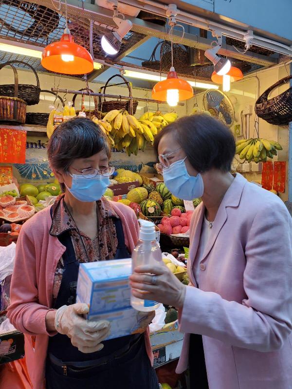 The Food and Environmental Hygiene Department (FEHD) today (July 21) started to distribute face masks and disinfectant hand sanitisers progressively to market and hawker bazaar operators so as to safeguard the health and safety of tenants and the public. Photo shows the Secretary for Food and Health, Professor Sophia Chan (right) distributing face masks and disinfectant hand sanitisers to a tenant in Wan Chai Market.