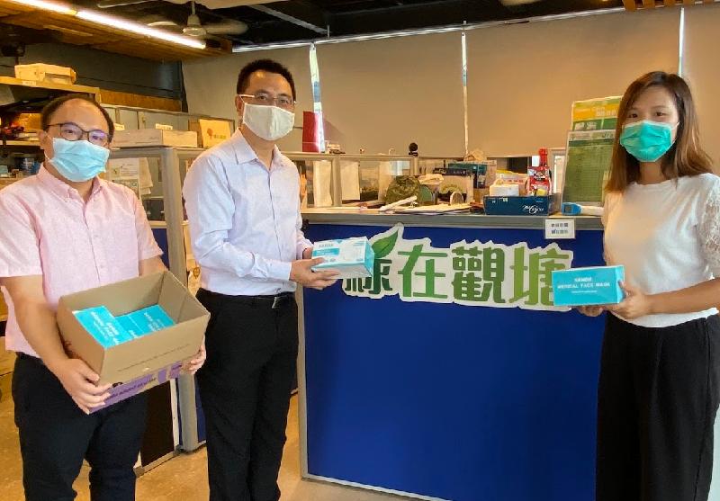 The Environmental Protection Department (EPD) will provide around 30 000 masks to about 500 frontline employees of the operators of the EPD's resource recycling facilities, encouraging the trade to enhance employees' awareness of hygiene and to fight the epidemic together. Photo shows EPD distributing face masks to the operator of the Kwun Tong Community Green Station.