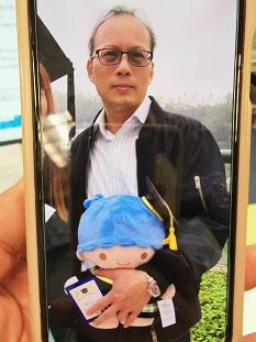 Mok Wai-pui, aged 52, is about 1.6 metres tall, 59 kilograms in weight and of thin build. He has a round face with yellow complexion and short black hair. He was last seen wearing a light colour shirt, dark blue jeans and dark colour sport shoes.
