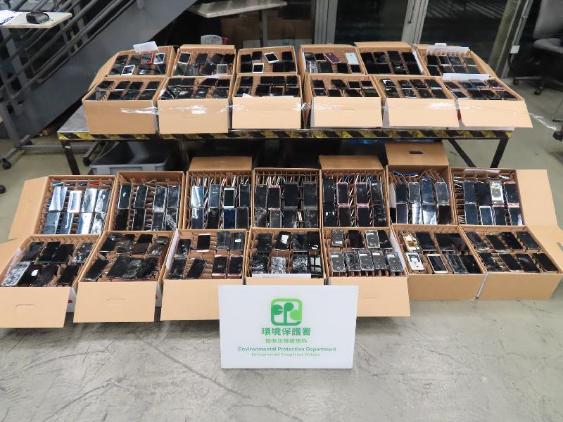 環境保護署今年一月在香港國際機場截獲非法進口的廢手提電話顯示屏。