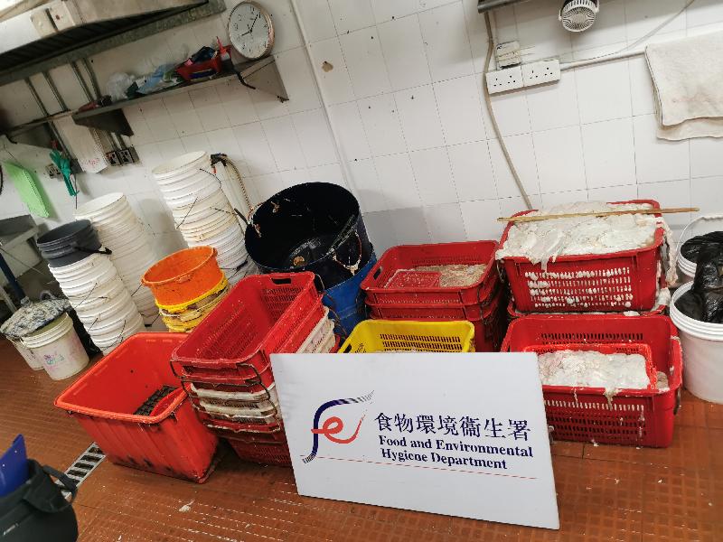 The Food and Environmental Hygiene Department raided an unlicensed food factory in Ma Tin Tsuen, Yuen Long, early this morning (July 28). Photo shows the pig offal and tools seized in the operation.