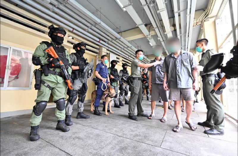 The Correctional Services Department (CSD) launched an operation to combat illicit activities at Lai Chi Kok Reception Centre today (July 29). Photo shows CSD-deployed reinforcements conducting a surprise search on persons in custody at the institution.