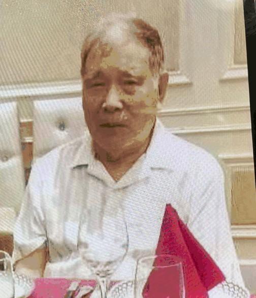 Fu Mowi-kong, aged 81, is about 1.7 metres tall, 68 kilograms in weight and of fat build. He has a round face with yellow complexion and short black hair. He was last seen wearing a white short-sleeved shirt, grey trousers and brown shoes.
