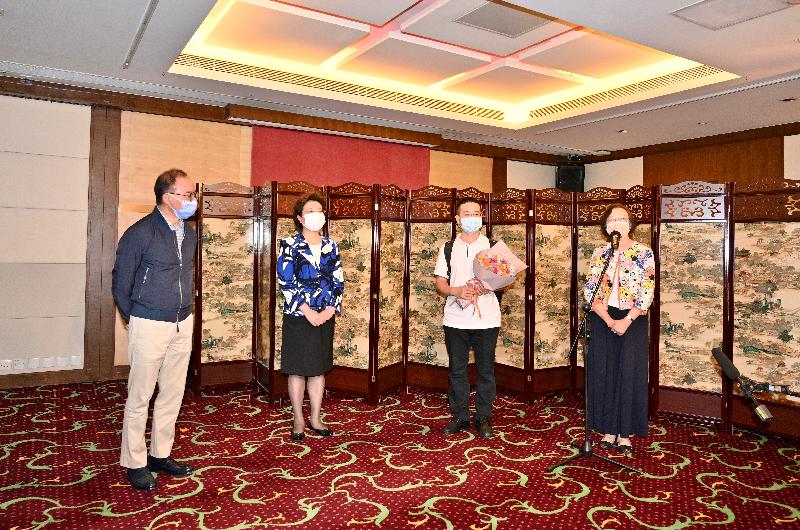 The Secretary for Food and Health, Professor Sophia Chan, and the Secretary for Constitutional and Mainland Affairs, Mr Erick Tsang Kwok-wai, today (August 2) represented the HKSAR Government to welcome the seven members of the Mainland nucleic acid test support team. Photo shows (from left) Mr Erick Tsang Kwok-wai; the Deputy Director of the Liaison Office of the Central People's Government in the Hong Kong Special Administrative Region Ms Qiu Hong; representative of the Mainland nuclei acid test support team and Professor Sophia Chan.

