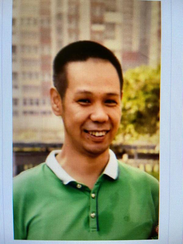 Sze Ho-yin, aged 47, is about 1.7 metres tall, 70 kilograms in weight and of fat build. He has a long face with yellow complexion and short black hair. He was last seen wearing a purple short-sleeved shirt, dark-coloured trousers, grey sport shoes and carrying a black and grey backpack.
