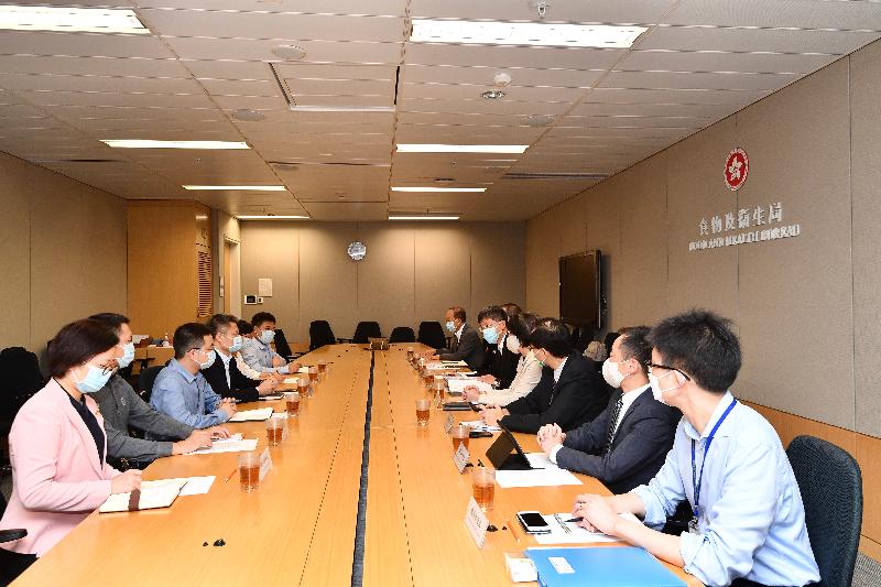 Members of the HKSAR Government's working group on testing and the Mainland nucleic acid test support team held a working meeting at the Central Government Offices this morning (August 7) to discuss matters in relation to the Mainland Government's assistance to enhance the virus testing capacity of COVID-19 in the HKSAR and to conduct large-scale general community testing. The Mainland team is led by Second-level Inspector of the Health Commission of Guangdong Province, Mr Yu Dewen (fourth left). The HKSAR Government's working group on testing is led by the Permanent Secretary for Food and Health (Health), Mr Thomas Chan (fifth right). Attending today's meeting also included the Permanent Secretary for Innovation and Technology, Ms Annie Choi (fourth right), and representatives from the Constitutional and Mainland Affairs Bureau, the Home Affairs Department, the Office of the Government Chief Information Officer and the Department of Health.