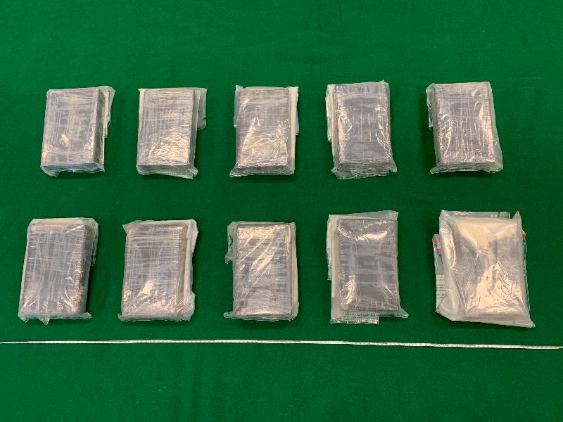香港海關分別於六月二十九日及八月六日在香港國際機場檢獲約三點六公斤懷疑海洛英及約十一公斤懷疑可卡因，估計市值共約一千四百萬元。圖示檢獲的懷疑可卡因。