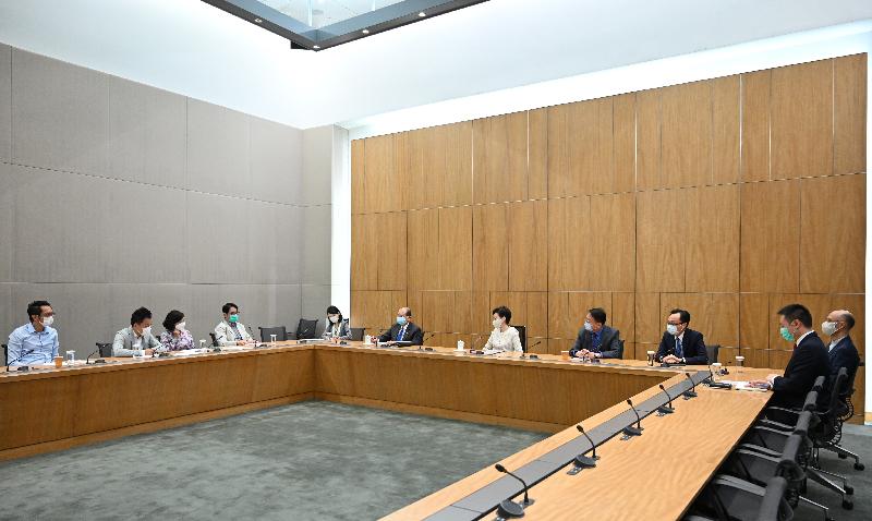 行政長官林鄭月娥（右五）今日（八月十二日）在行政長官辦公室會見香港工會聯合會立法會議員。政務司司長張建宗（左六）及部分局長亦有出席。

