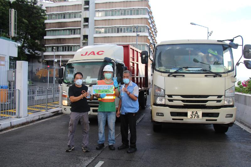 The Environmental Protection Department (EPD) today (August 14) distributed disinfectant hand sanitisers to drivers of refuse collection vehicles using the services at refuse transfer stations and landfills to support the work of frontline personnel and thank them for standing ready to fight the epidemic. Photo shows refuse collection vehicle drivers receiving disinfectant hand sanitisers from an EPD staff member at a refuse transfer station.