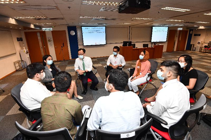 The Secretary for the Civil Service, Mr Patrick Nip (rear, second left), today (August 18) meets with non-ethnic Chinese students participating in the government internship programme to learn about their internship experience. 