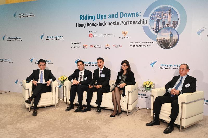 The Commerce and Economic Development Bureau and the Consulate General of the Republic of Indonesia in Hong Kong jointly held a webinar entitled Riding Ups and Downs: Hong Kong-Indonesia Partnership today (August 18) to strengthen partnerships in trade, investment, professional services and technology. Photo shows the Secretary for Commerce and Economic Development, Mr Edward Yau (first left), responding to participants’ questions at the webinar with (from second left) the Chairman of the Financial Services Development Council, Mr Laurence Li; the Commissioner for Belt and Road, Mr Denis Yip; the President of the Law Society of Hong Kong, Ms Melissa Pang and the Chairman of the Hong Kong Trade Development Council, Dr Peter Lam.
