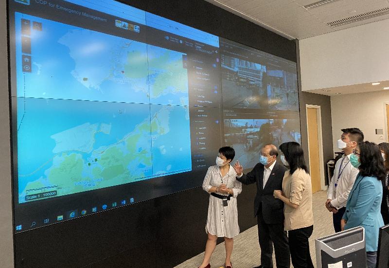 The Chief Secretary for Administration, Mr Matthew Cheung Kin-chung (second left), visited the Emergency Monitoring and Support Centre of the Security Bureau and was briefed on the measures that were put in place in response to Tropical Cyclone Higos' threat today (August 19). Photo shows Mr Cheung being briefed by duty staff on the use of the Common Operational Picture developed by the Civil Engineering and Development Department in monitoring the city's situation.