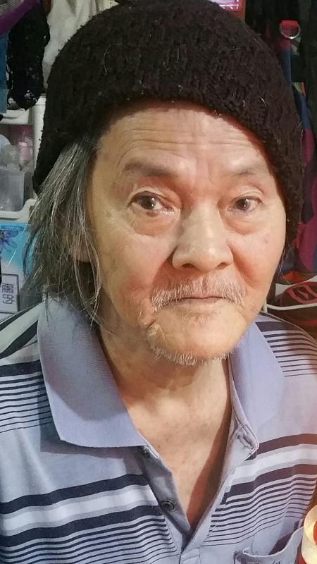 Thian I-Sun, aged 80, is about 1.63 metres tall, 50 kilograms in weight and of thin build. He has a long face with yellow complexion and shoulder-length white hair. He was last seen wearing a grey short-sleeved T-shirt with stripes, blue jeans, black shoes, a pink hat and carrying a dark blue shoulder bag.
