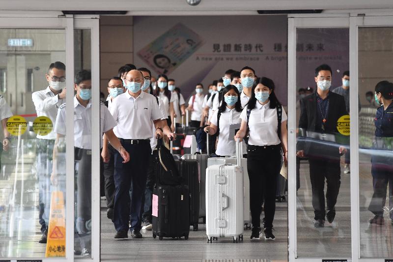 The 50 members of the Mainland nucleic acid test support team arrived in Hong Kong today (August 21) to help the HKSAR Government to carry out large-scale virus testing in the community.