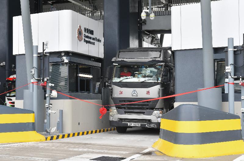 蓮塘／香園圍口岸貨檢設施今日（八月二十六日）啟用，第一批香港貨車通過香港海關的檢查站出境。