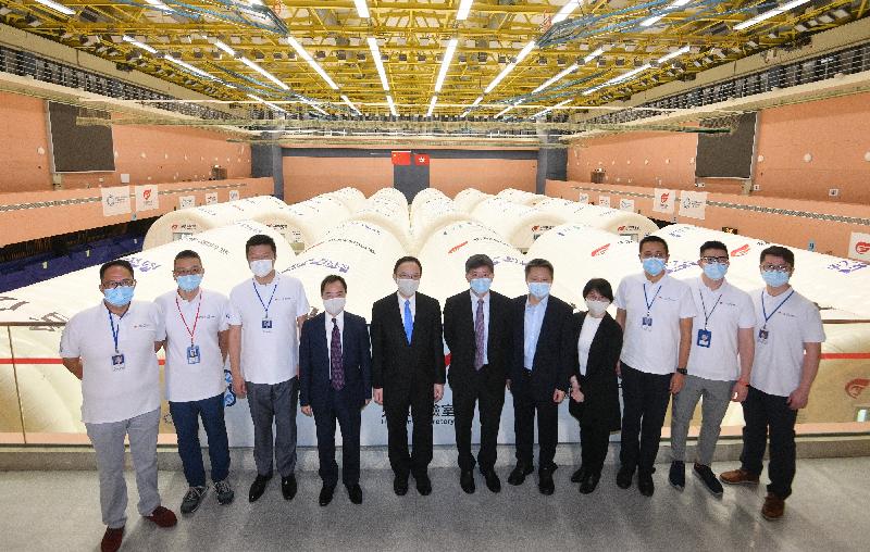 The leader of the work group on testing of the HKSAR, the Permanent Secretary for Food and Health (Health), Mr Thomas Chan, and the leader of the Mainland nucleic acid test support team, Mr Yu Dewen, together with members of the work group and members of the support team examined the preparation and details of the testing process of the temporary air-inflated laboratory at the Sun Yat Sen Memorial Park Sports Centre today (August 26). Mr Chan (center), Mr Yu (fifth right), Permanent Secretary for Innovation and Technology, Ms Annie Choi (fourth right); Government Chief Information Officer, Mr Victor Lam (fifth left); and Deputy Government Chief Information Officer, Mr Tony Wong (fourth left); are pictured with Executive Director of Sunrise Diagnostic Centre Limited, Mr Shawn Liu (third right); Managing Director of Sunrise Diagnostic Centre Limited, Mr Li Ning (third right); Vice General Manager of Sunrise Diagnostic Centre Limited and Huo Yan Commander, Mr Jeremy Cao (second right); Vice General Manager of Sunrise Diagnostic Centre Limited and General Manager of BGI, Mr Zhang Dong (second left); Vice General Manager of Sunrise Diagnostic Centre Limited, Mr Albert Liu (first right); and Medical Special Consultant of Sunrise Diagnostic Centre Limited, Mr Aldo Wong (first left).